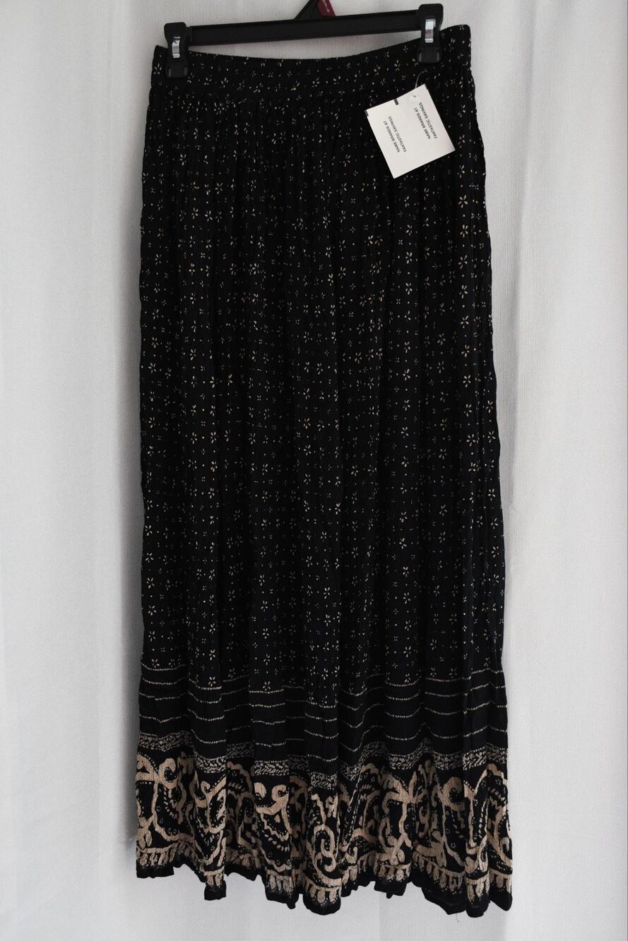 Erika & Co Black Ditsy Daisy Elastic Long Boho Maxi Skirt Size Large NWT